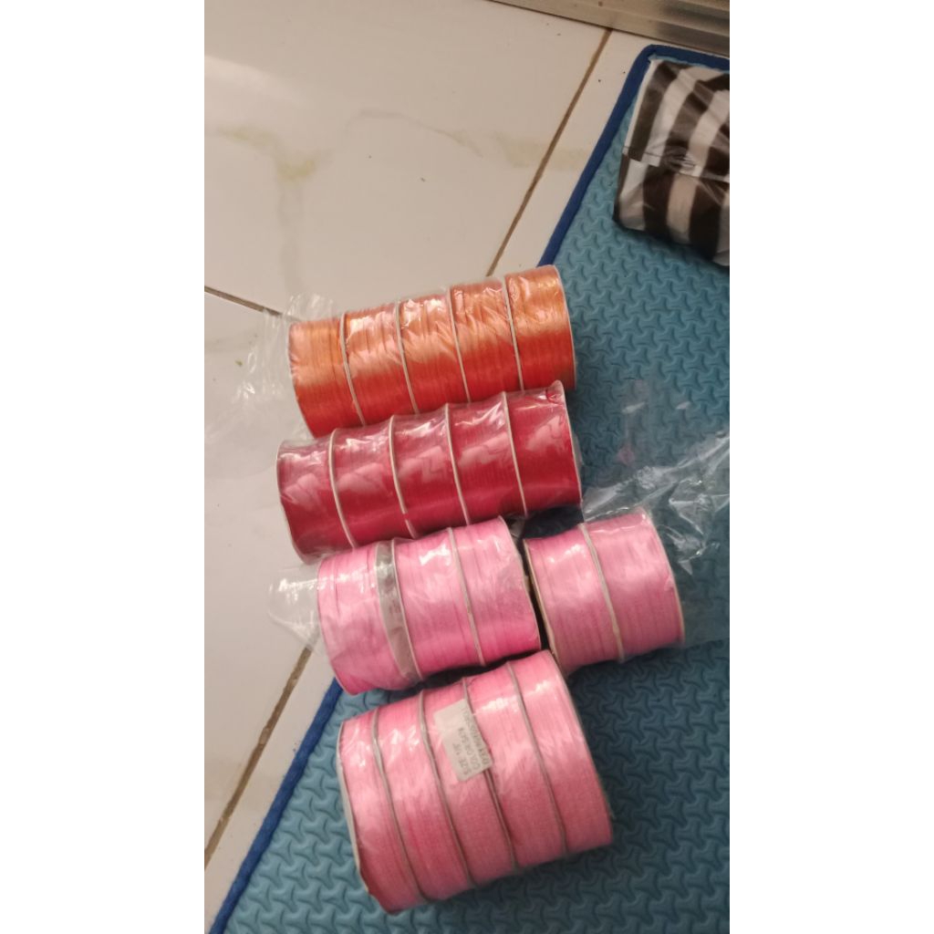 

pita satin ukuran 1/8 1slop isi 5rol warna mix