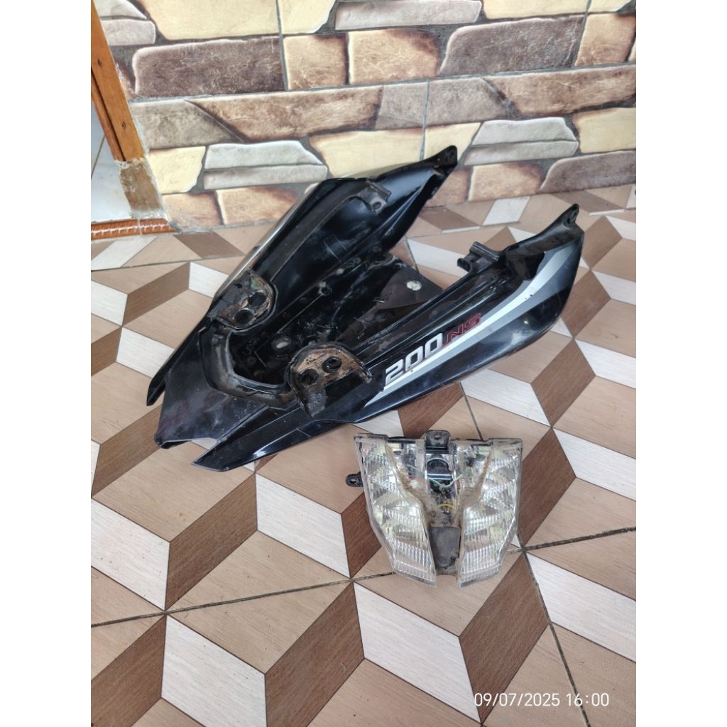 cover body bodi belakang kanan kiri plus lampu stop lamp belakang kawasaki bajaj pulsar 200ns origin