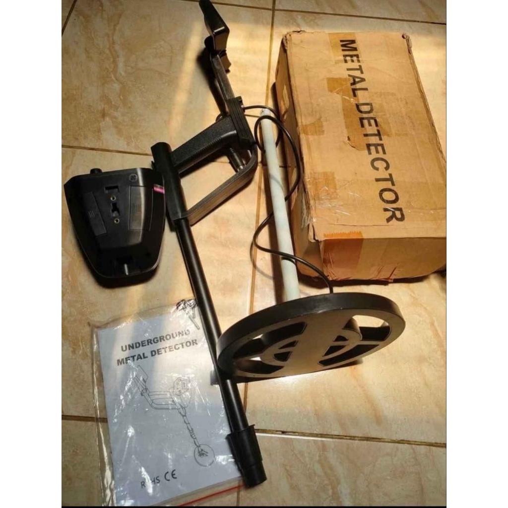 Metal detektor mencari logam mulia