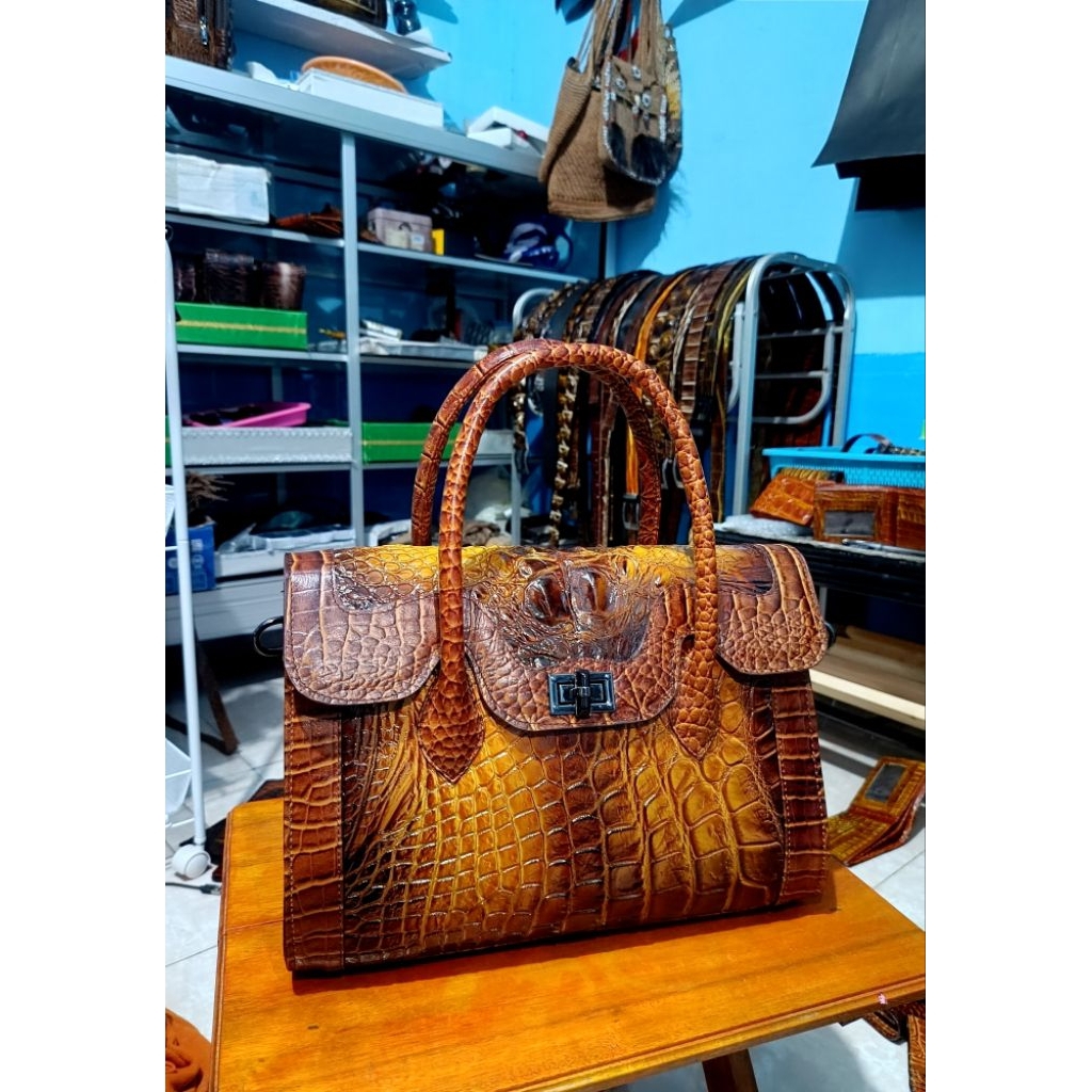 Tas Selempang wanita Kulit Buaya Asli - Elegan & Mewah
