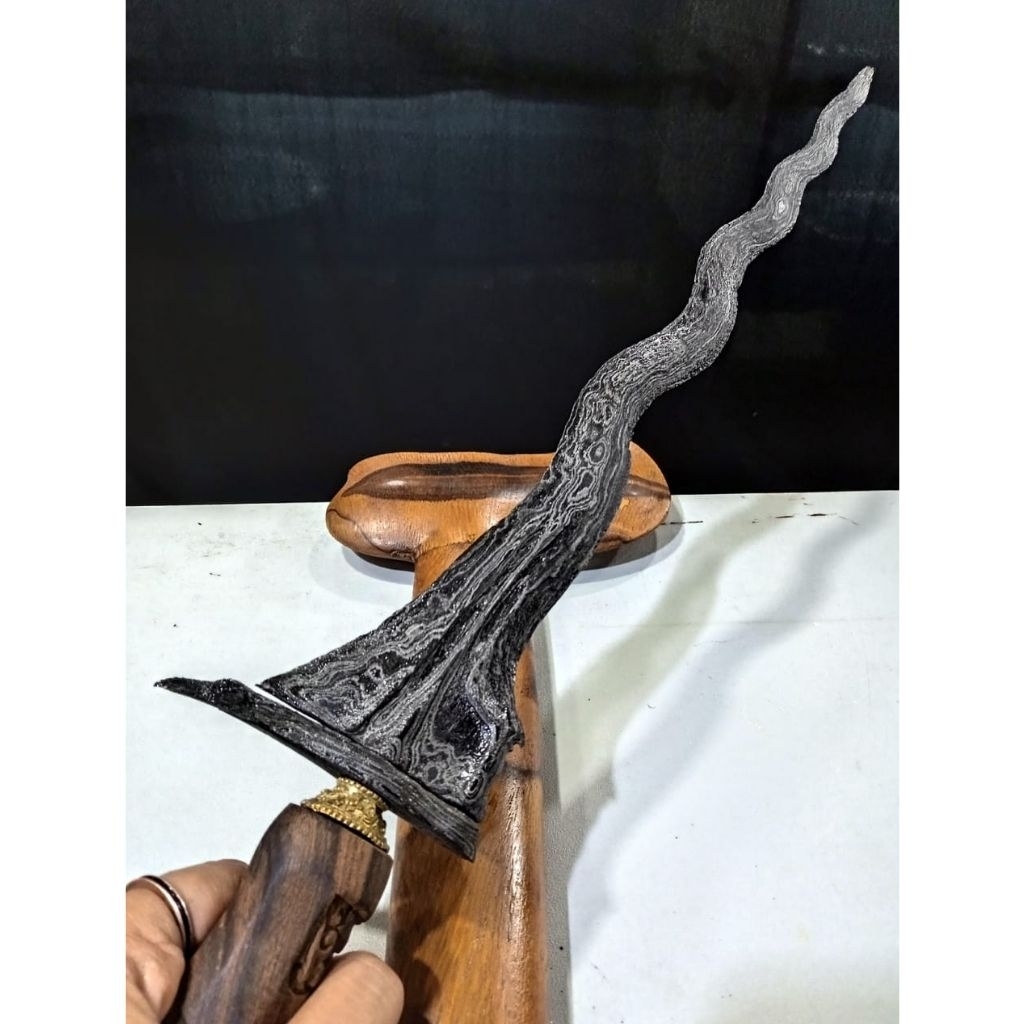 Keris Sepuh Sabuk Inten Luk 11 Pamor Pedaringan Kebak Tangguh Segaluh Tua Kuno