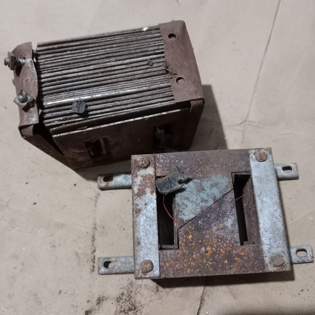 lot 2pcs kern bekas trafo pememanas ukuran 9cm dan 8,5cm