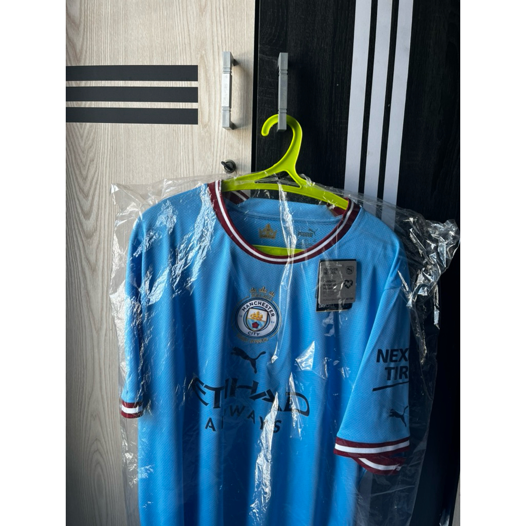 Jersey manchester city commemorative treble box 2022-23 BNWT special edition