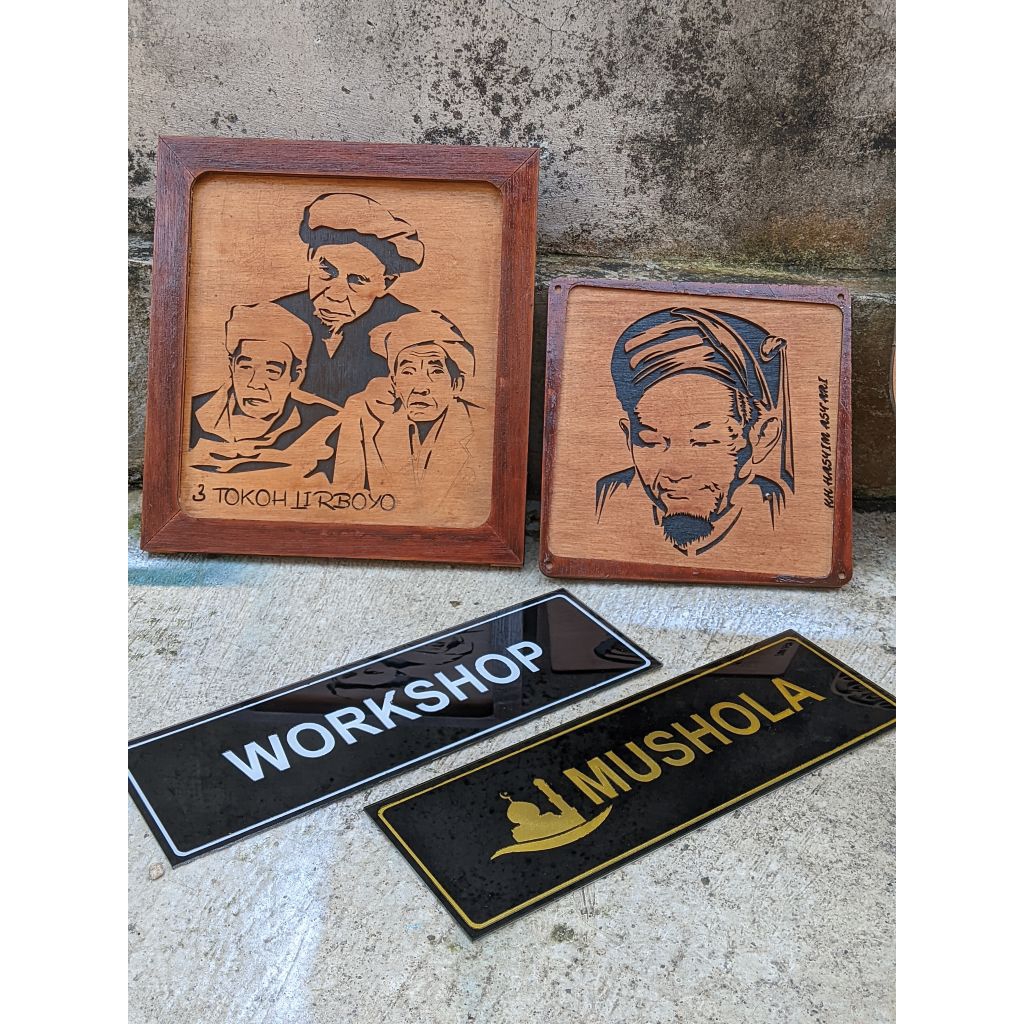 

Papan Nama Akrilik custome warna emas - Hitam