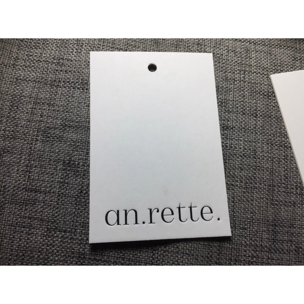 

custom hangtag deboss paper tekstur tebal 1 mm bw