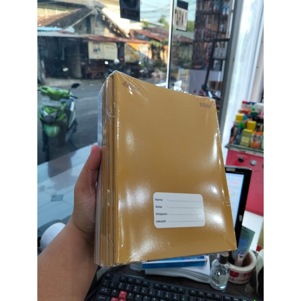 

BUKU TULIS SAMPUL COKLAT KRAFT 60 LEMBAR PER PACK ( ISI 10 BUKU) / BUKU TULIS SIDU 60 LEMBAR SAMPUL COKLAT PER PACK