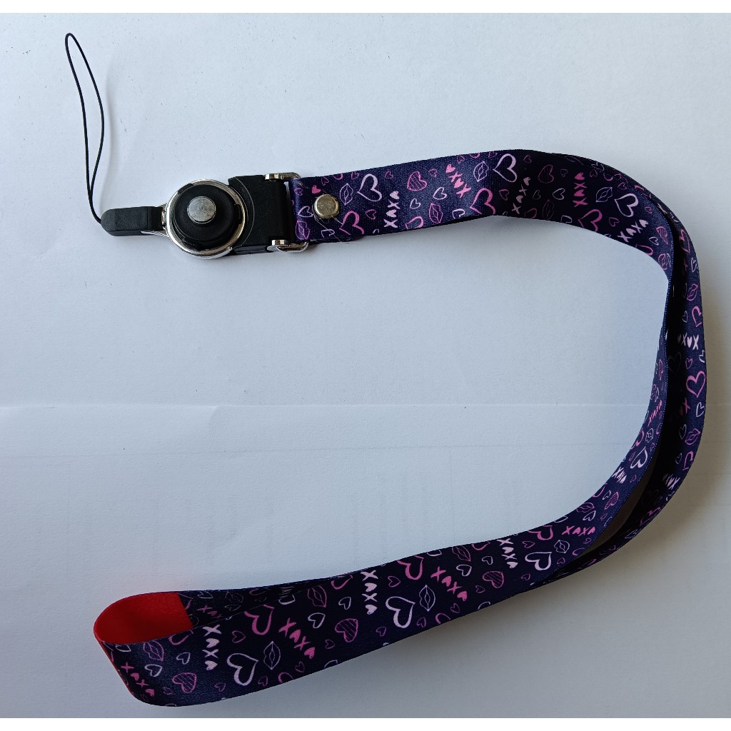

Tali Lanyard Motif LOVE L1 warna hitam tulisan merah muda.