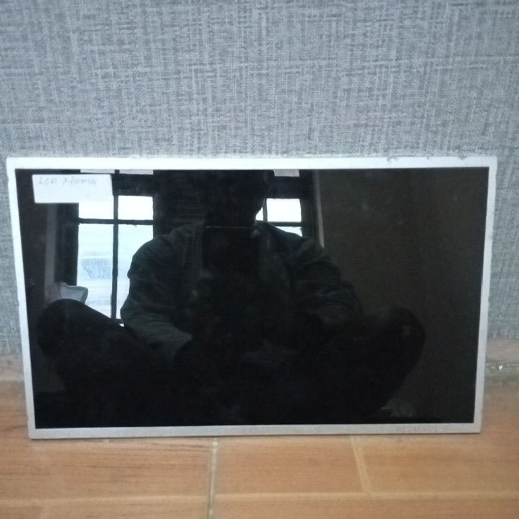 Lcd Laptop 14in original Normal second udah dalam pengcekan
