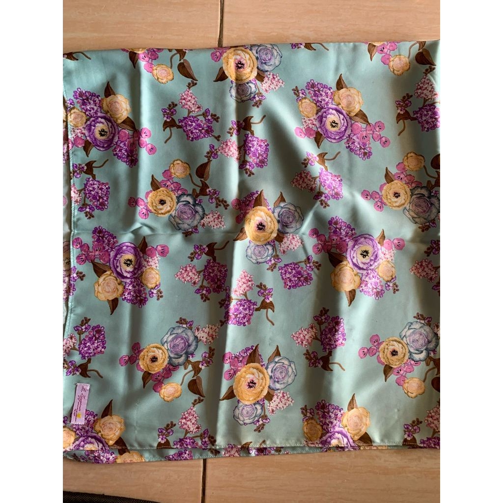 Li Zuyyina Hijab Satin Segi Empat Warna Tosca Motif Bunga