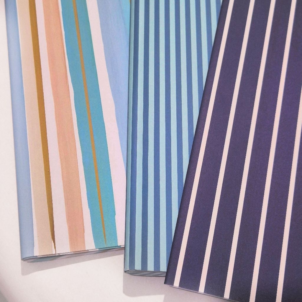 

Kertas kado motif garis bisa untuk sampul