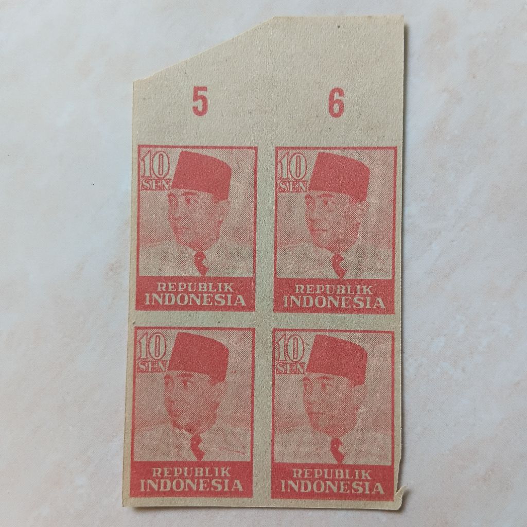 

Perangko Prangko Kuno 10 Sen Sukarno era Revolusi 1947 - 1948 Blok 4 Non Perforasi - YN2591