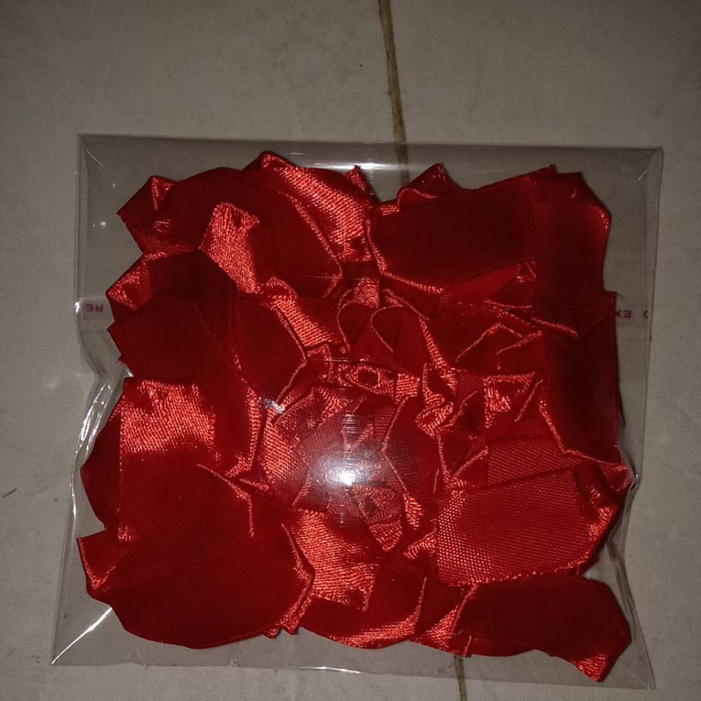 

kelopak bunga pita satin