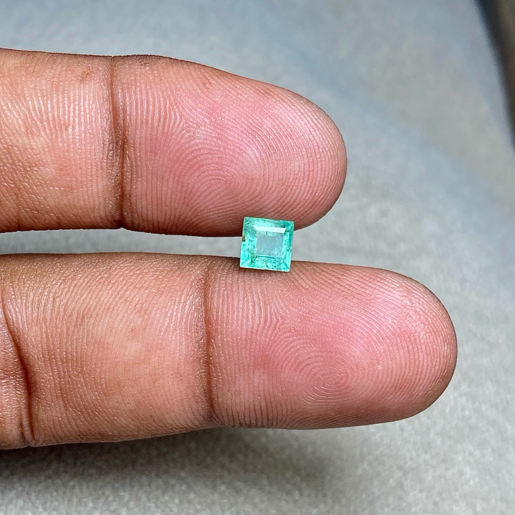 Natural Emerald Beryl Jamrud Asli Batu zamrud Kotak kecil Dim 5.5x5.5x4
