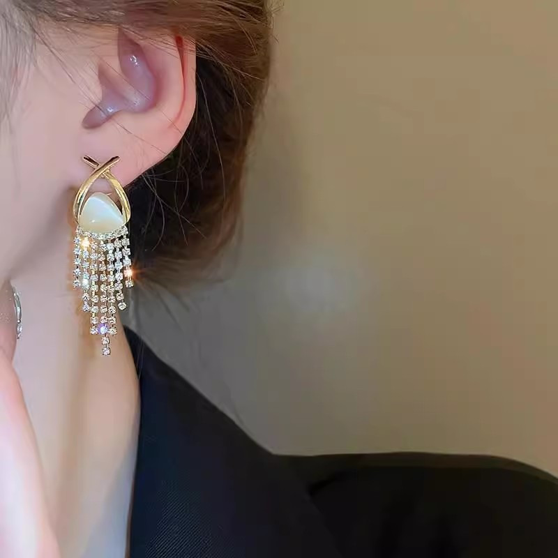 Anting Berlian Emas dengan hiasan mutiara Anting Panjang Fashion Wanita Motif Belut Anting Titanium 