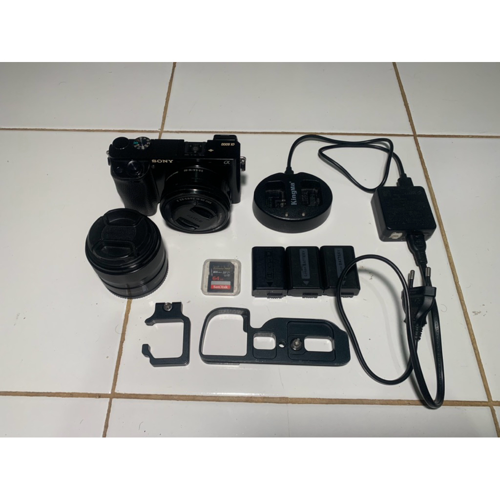 Sony a6000 + lensa kit sony 16-50mm + lensa fix sony 35mm.