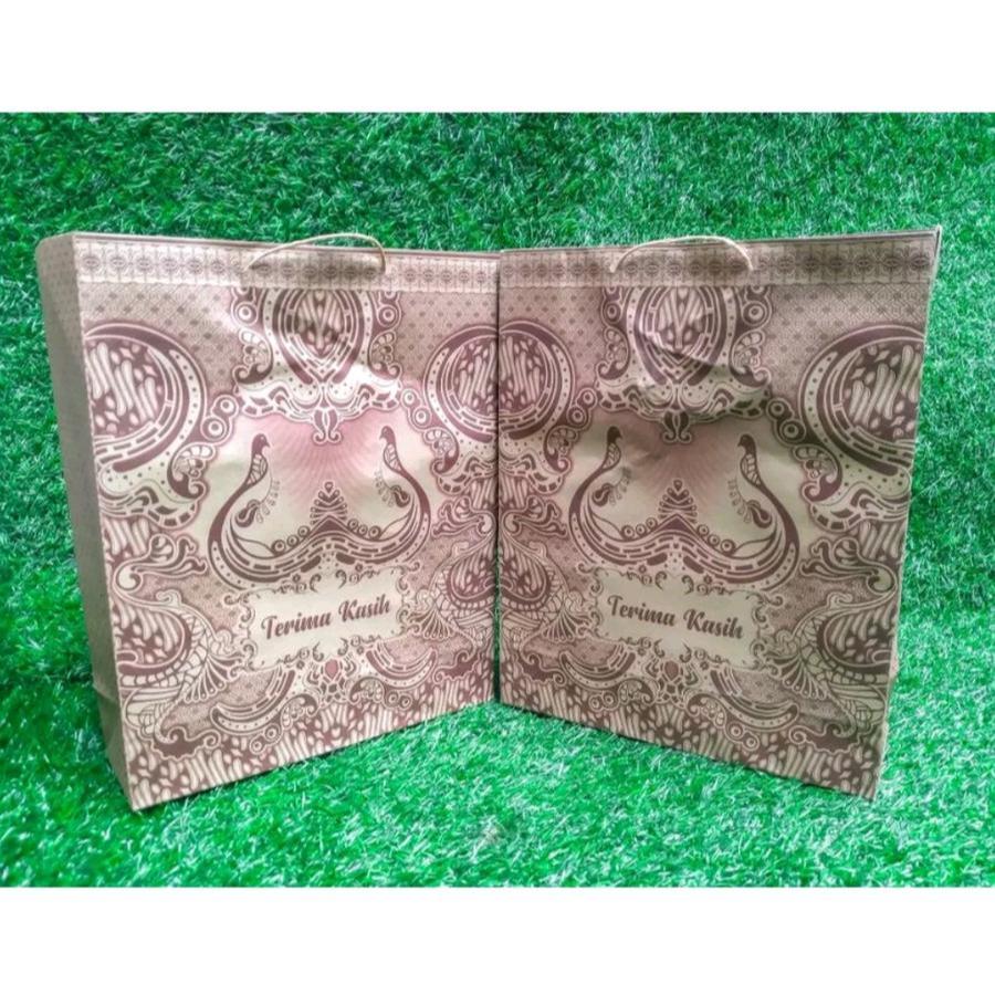 

Paper Bag Batik Besar Isi 100 Pcs Ukuran 28 x 22 X 6 Cm Tas Kertas Motif Batik Tradisonal