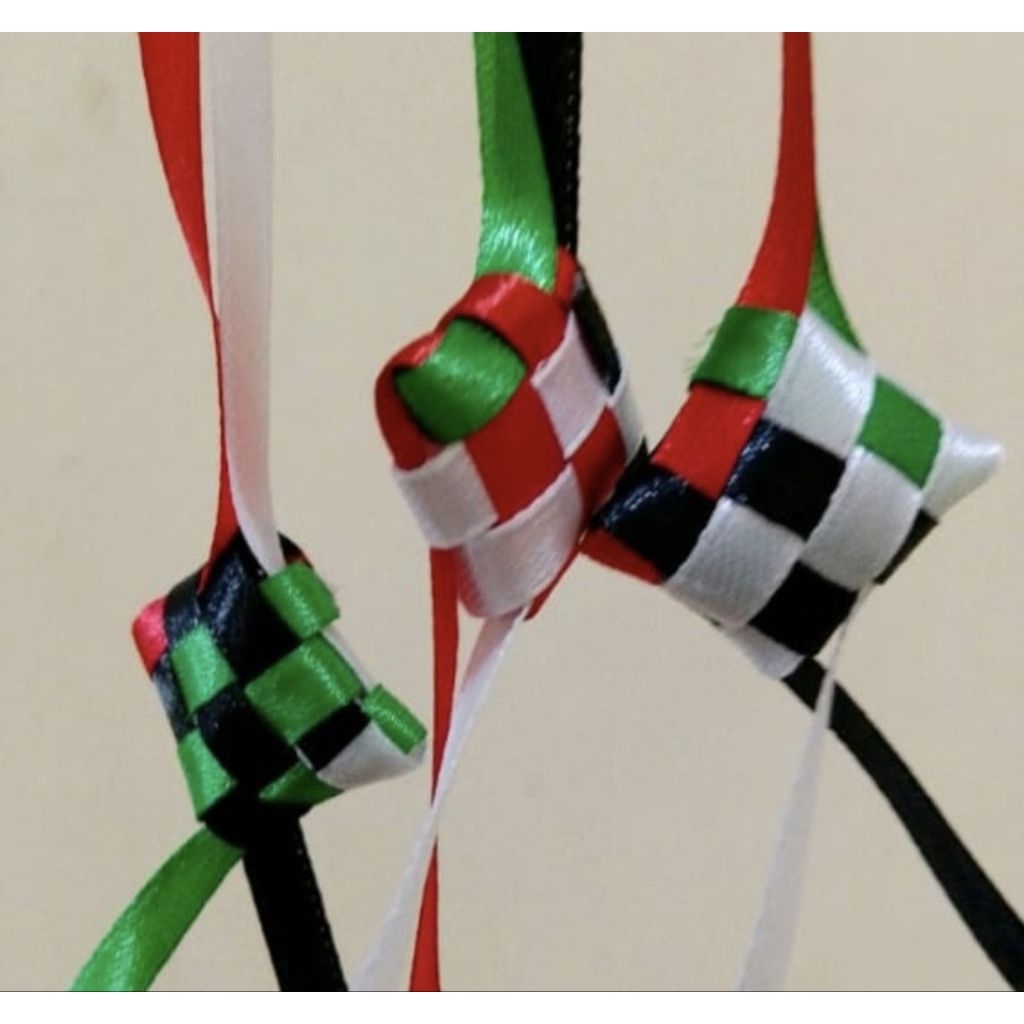 

KETUPAT PITA SATIN TEMA PALESTINA UKURAN 3X 3 CM