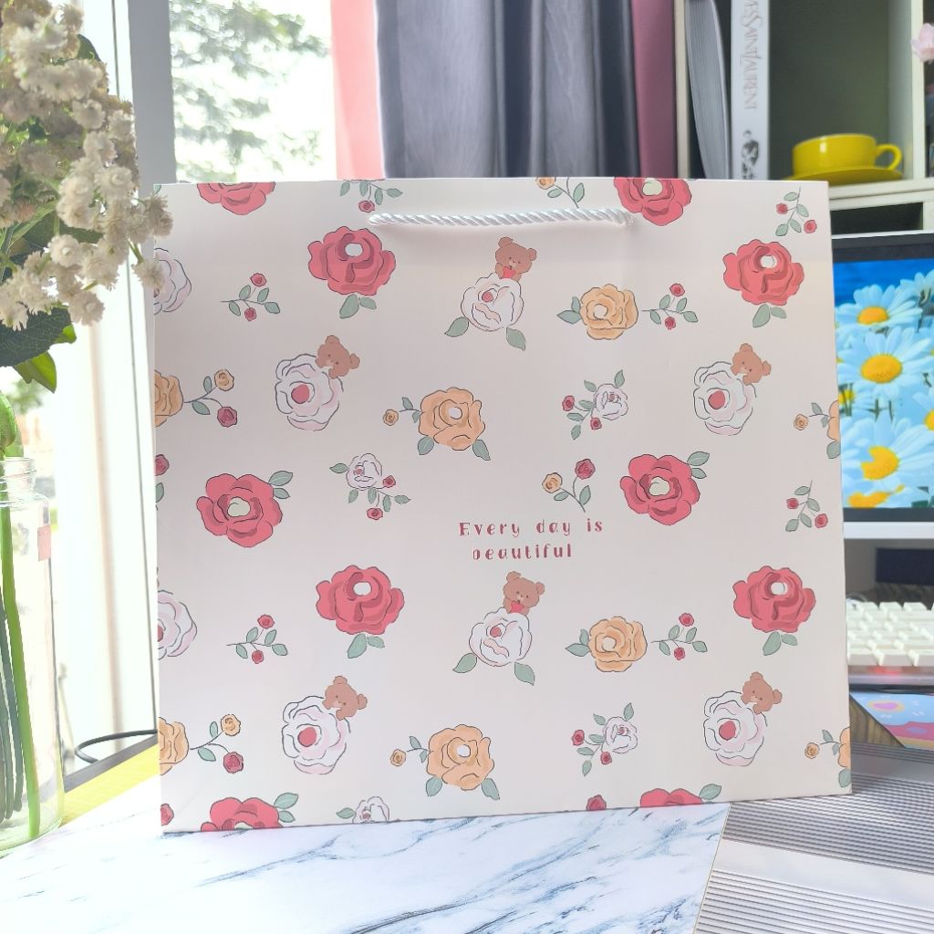 

Paperbag Tali Lebar Ukuran 35x32x15 cm Paperbag Motif Aesthetic Paperbag Pembungkus Kado