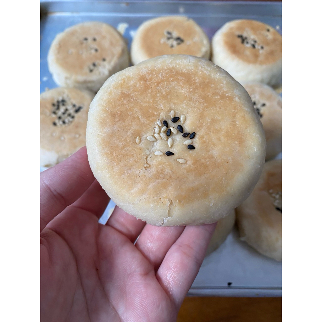 

Bakpia tausa kacang hijau kupas / homemade / halal (isi 10 pcs )