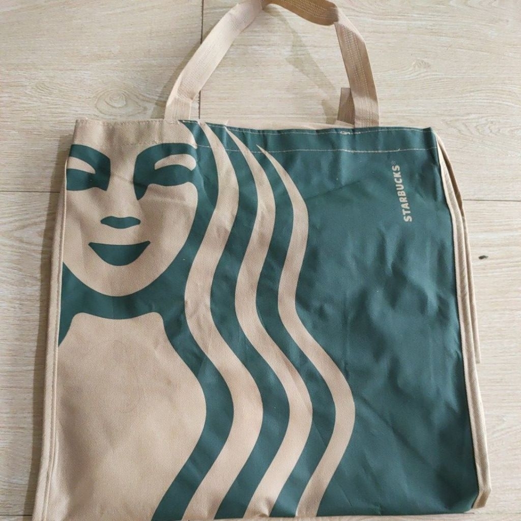 

Tas reusable dari Starbucks ukuran besar ( 22x37x37 cm). Kondisi sangat bagus