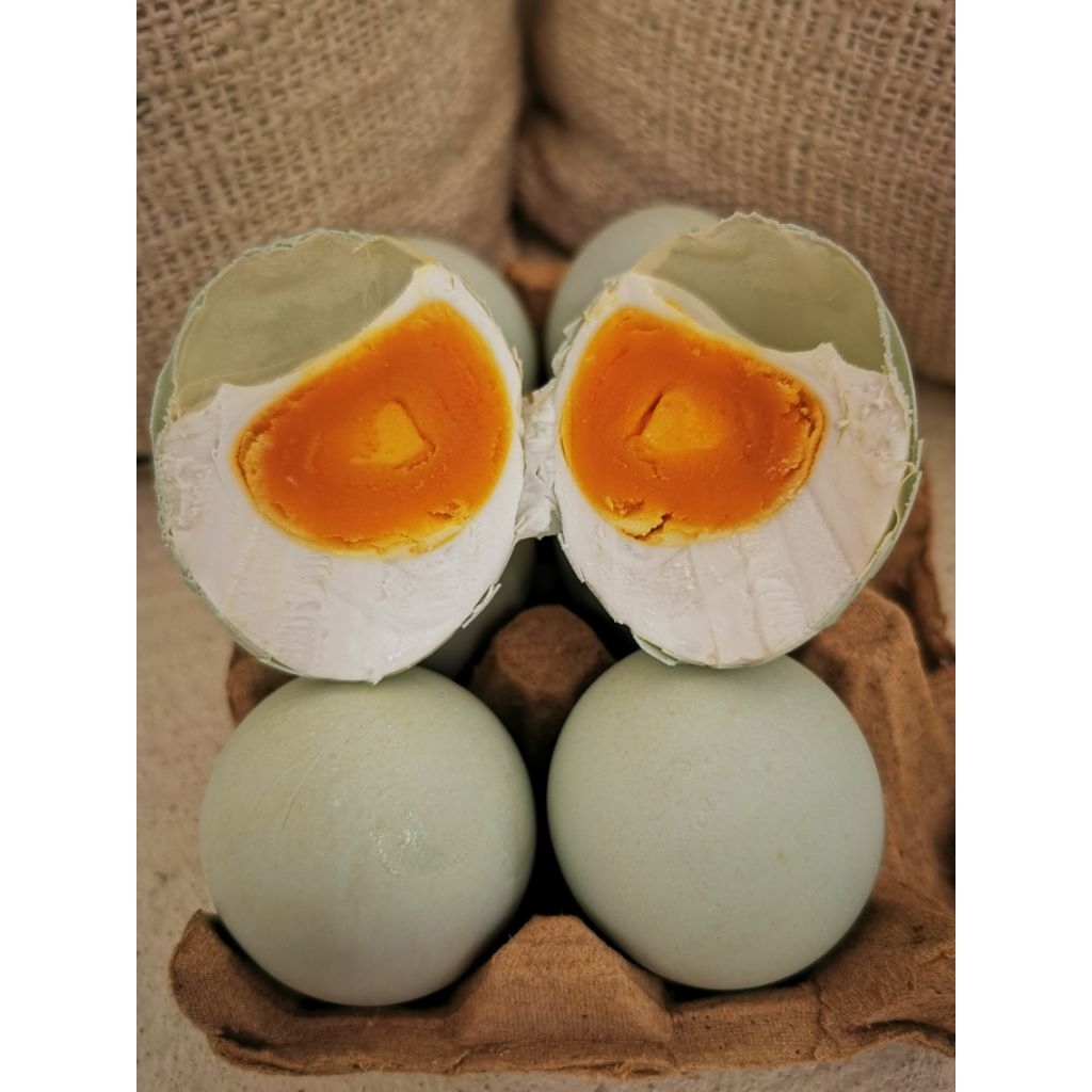 

Telur Asin Matang/Telur Bebek asinnya pas. Beli 1 pack isi 6 butir lebih murah