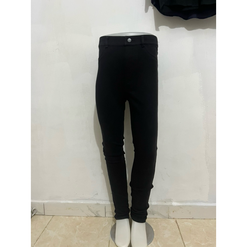 Uniqlo Celana Jeans Hitam Pria