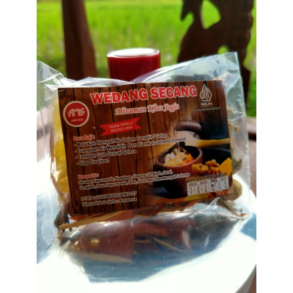 

Wedang secang lengkap gula batu dan kapulaga minuman herbal khas jogja