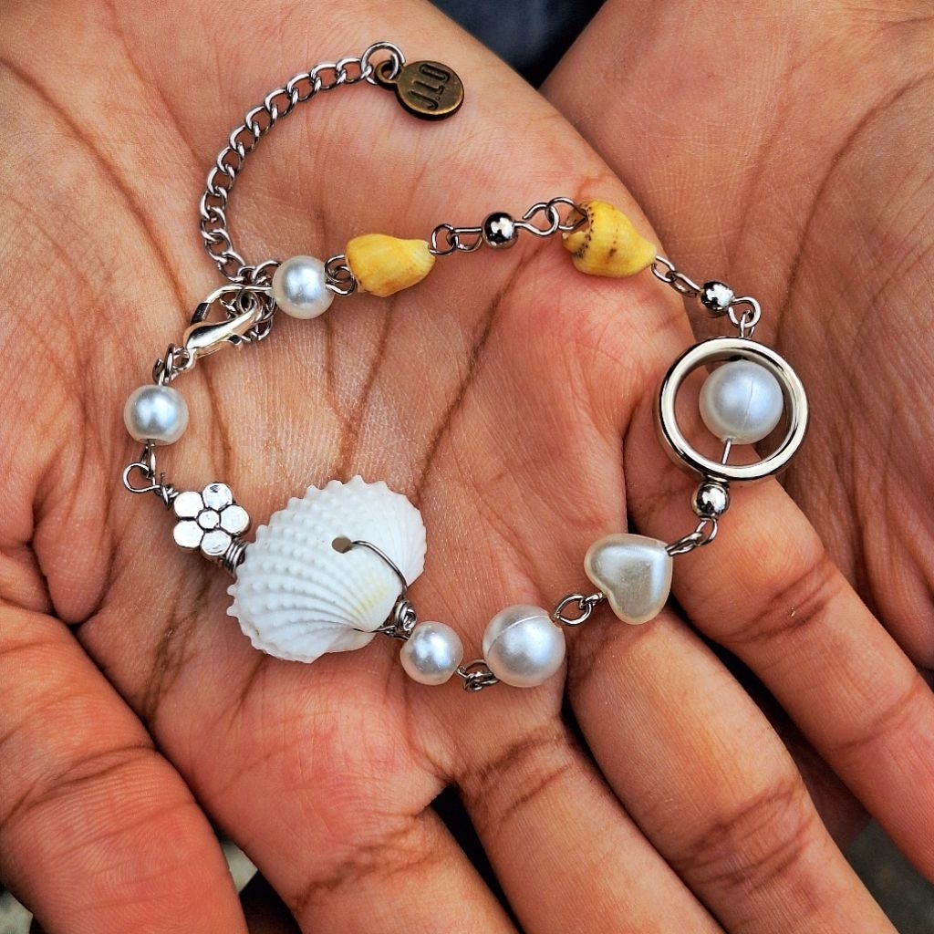 CRAFTDEWATA Gelang Kerang Playfull Cloud Cantelan Rantai Gelang Tangan Kerang Asli Bali