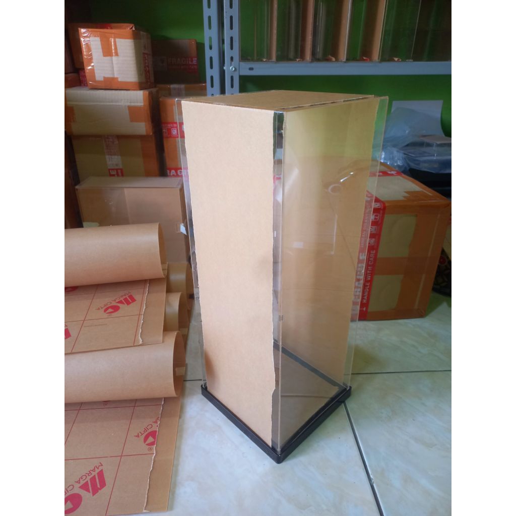 box akrilik tempat pajangan