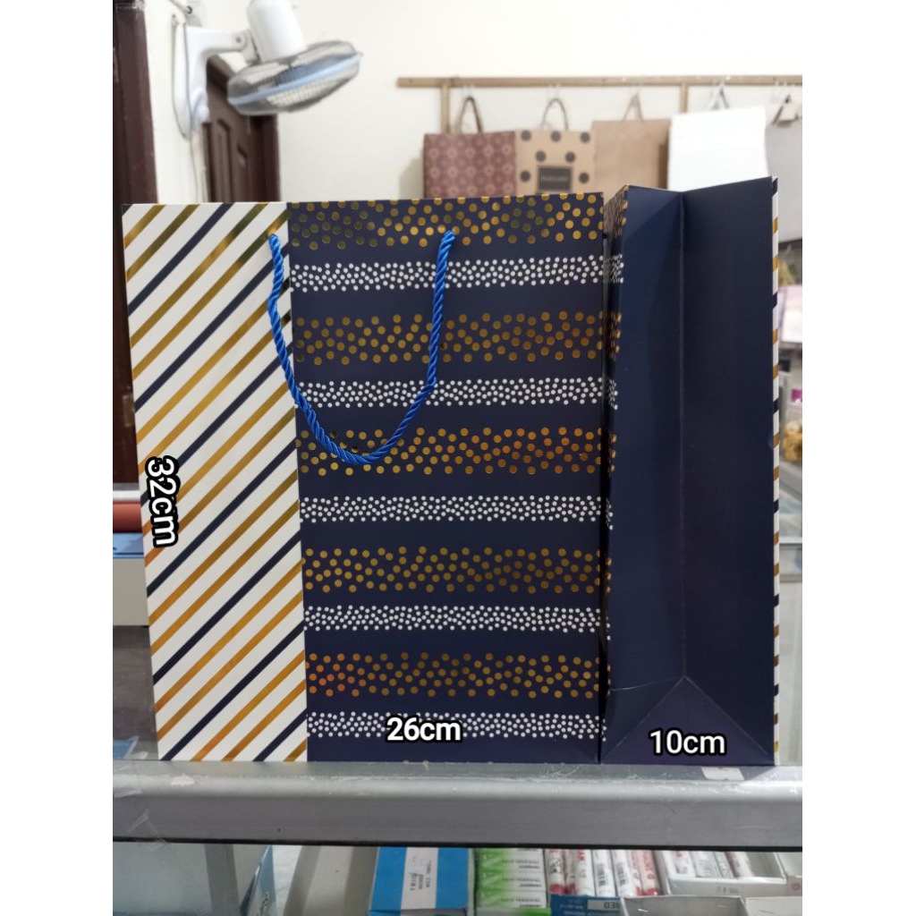 

(1PCS) PAPERBAG FANCY SEDANG UKURAN (26X32X12CM)