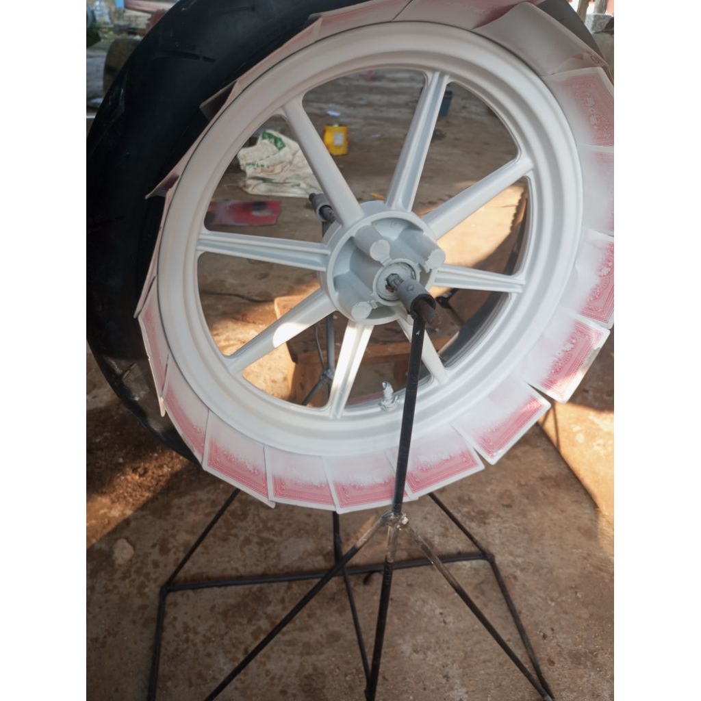 Meja Cat velg motor