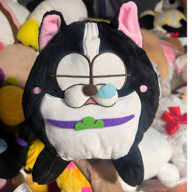 boneka kucing hitam