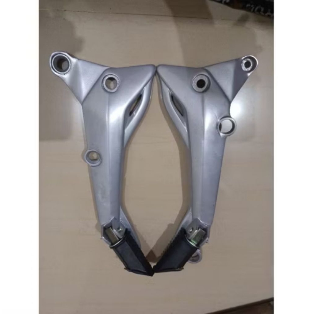 FOOTSTEP PIJAKAN KAKI BELAKANG MOTOR SUZUKI SMASHNEW