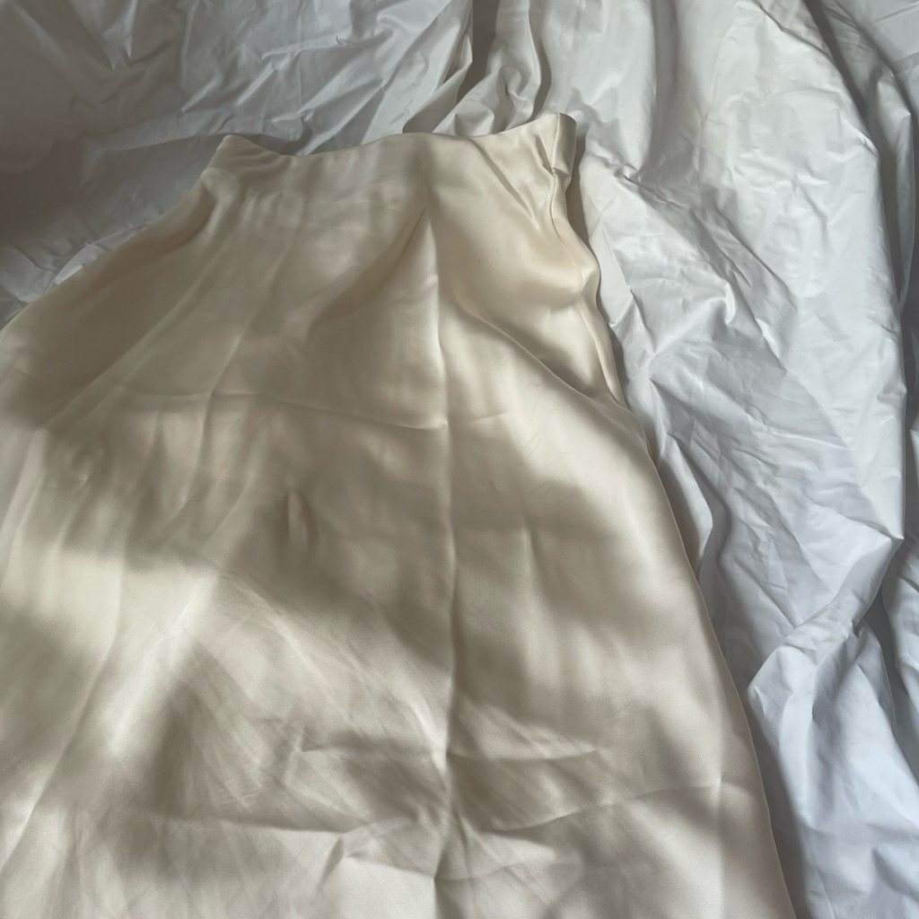 ~PRELOVED~ PREMIUM satin skirt in ivory
