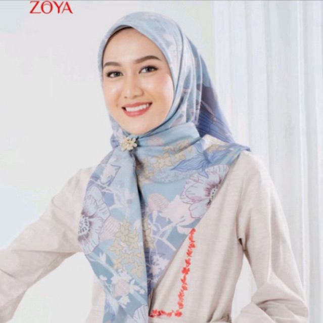 Zoya Almona Scarf Segiempat Hijab Motif original Zoya. • ⁠Merek : Zoya  Deskripsi  ZOYA ALMONA Scarf