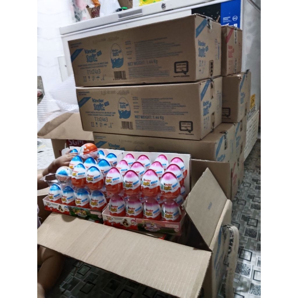 

kinder joy boys n girl isi 144pcs/kinder joy per dus