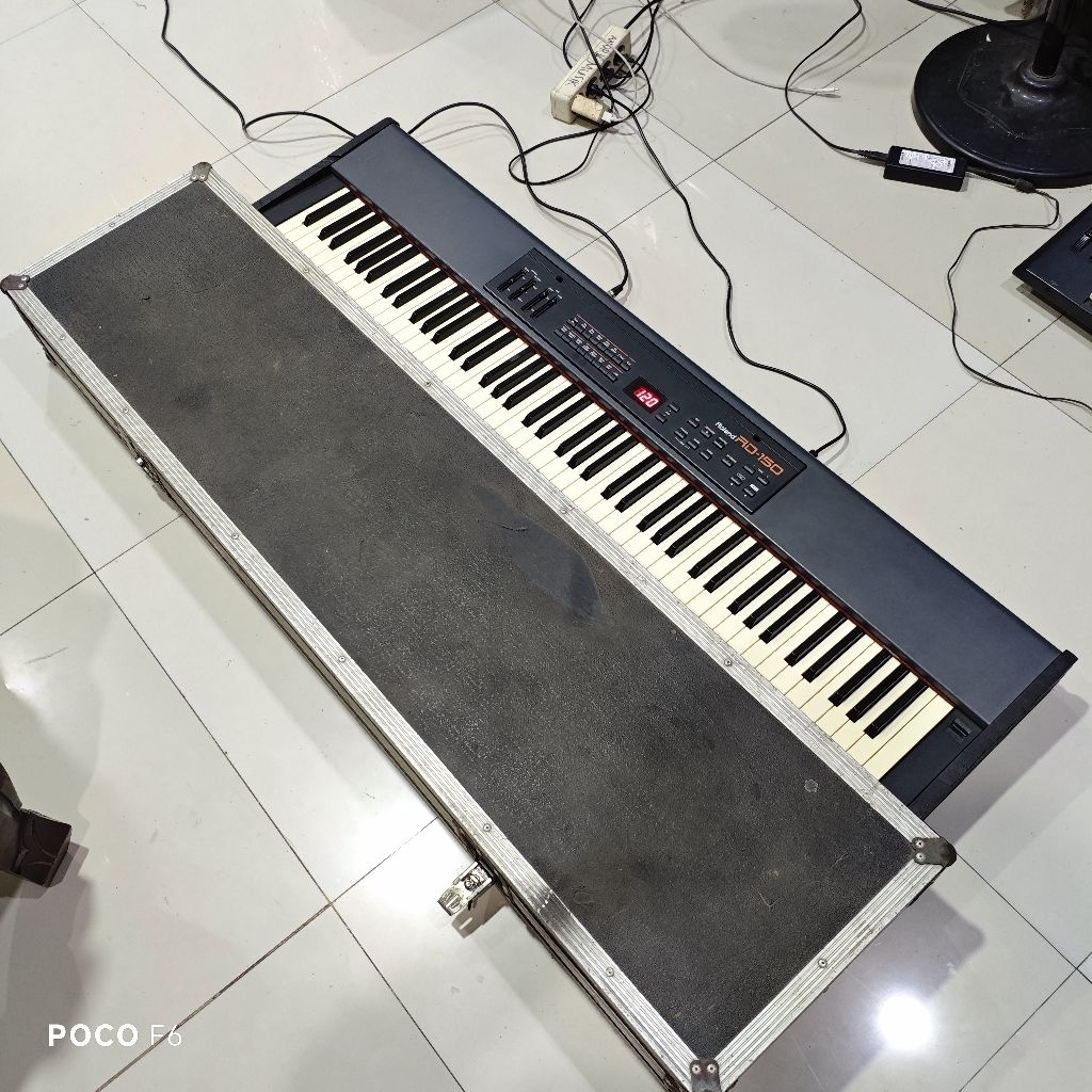 Keyboard Roland RD-150 88-Key Digital Stage Piano Kondisi Bekas Normal Hardcase