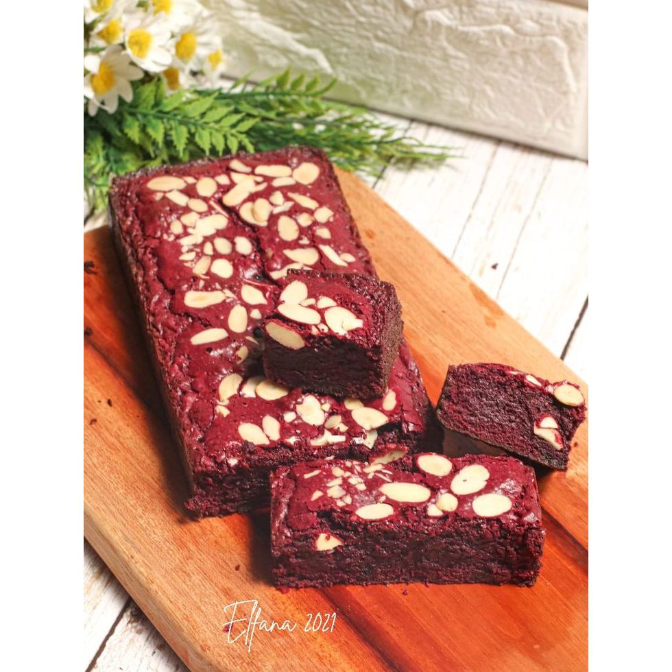 

Brownies red velvet lembut dan moist, dipanggang sempurna dengan aroma khas