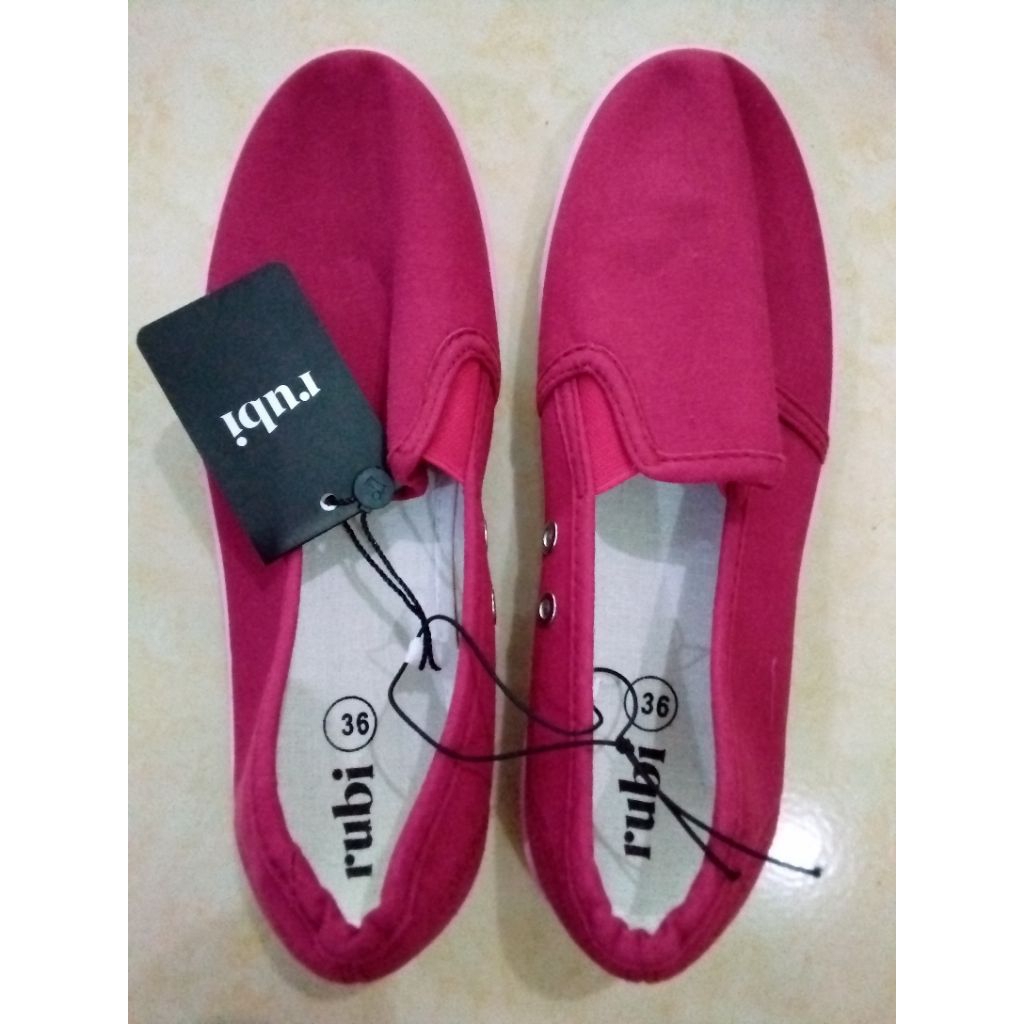 Sepatu kain merah maroon