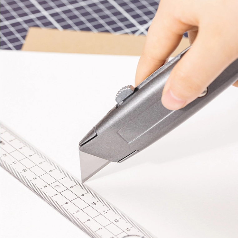 

Alat Potong GRC/GIPSUN/WOODPANEL | Deli Utility Knife / Cutter Aluminium SK5 Auto-lock Perkakas EDL4260