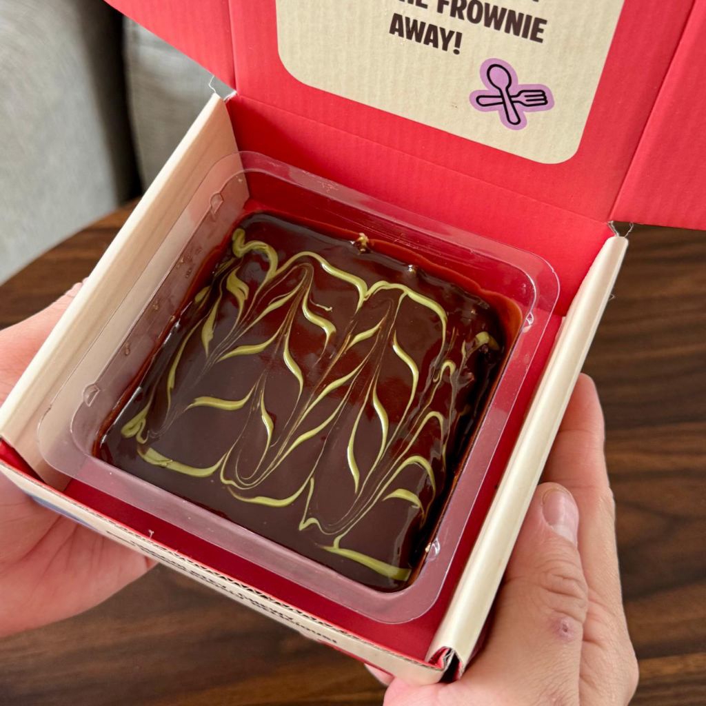 

DUBAI BROWNIES UNE PIECE - Brownies Lumer dengan Pistachio Kunafa dan Lumeran Cokelat Callebaut