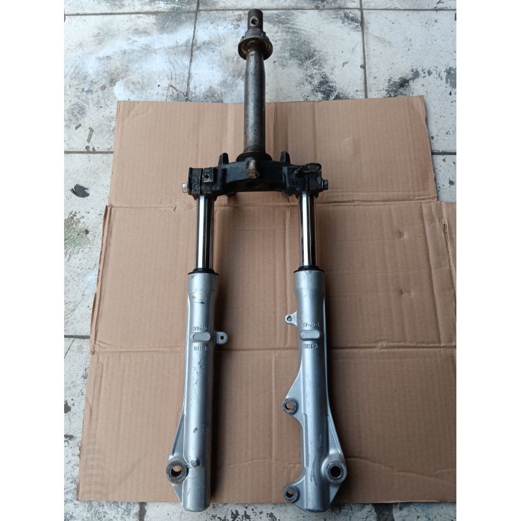 shock depan+segitiga Honda scoopy karbu kode KYT original copotan