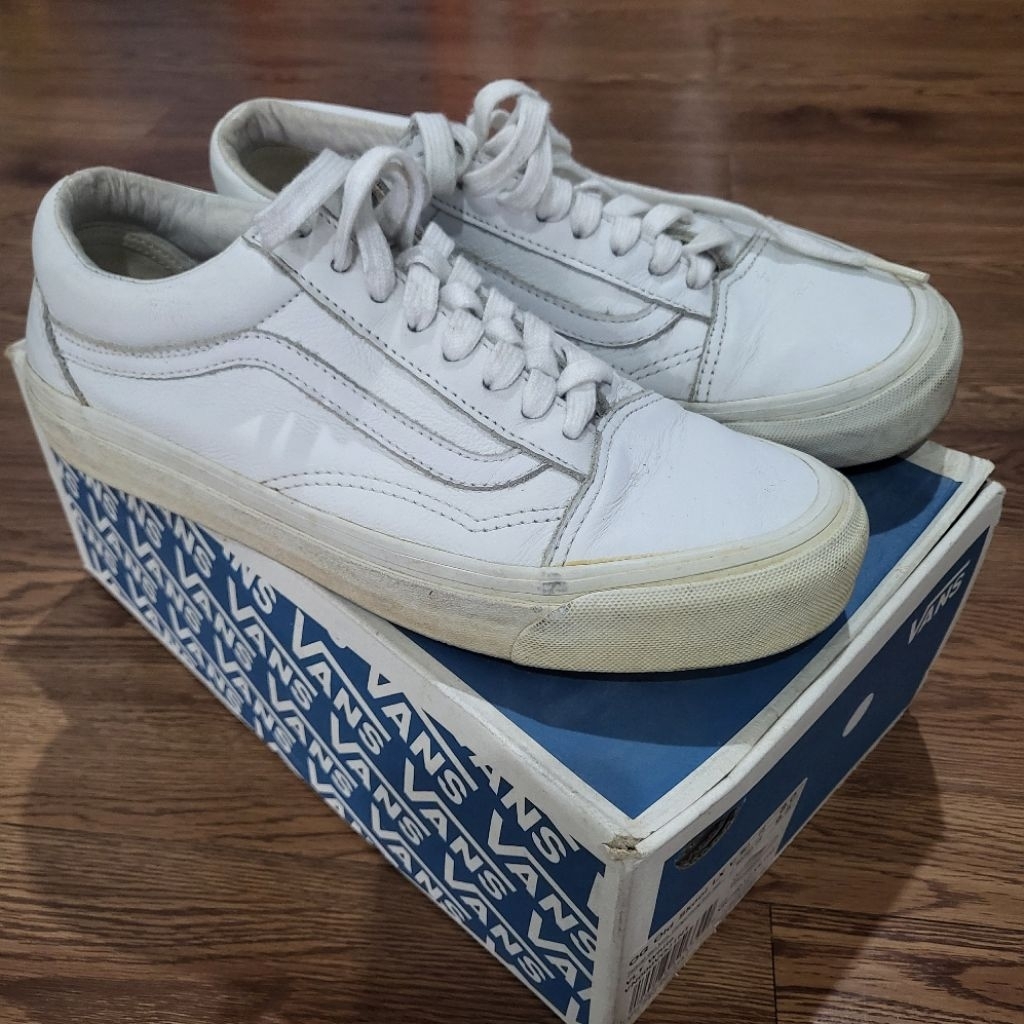 preloved sepatu wanita (sneakers)