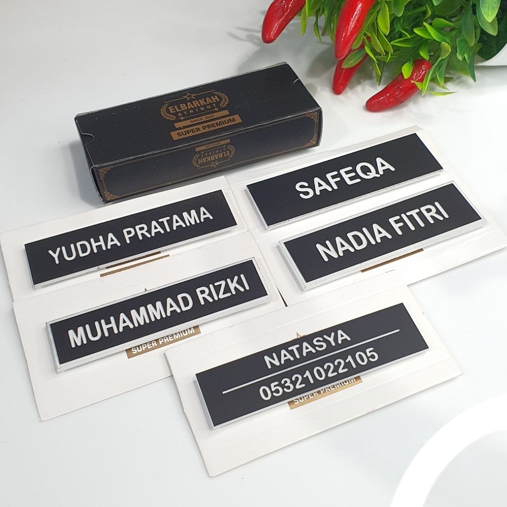 

NAME TAG PAPAN NAMA DADA DATAR GRAFIR FULL HITAM LIS PUTIH PENGAIT PENITI PAKU MAGNET SATU HARI JADK LANGSUNG KIRIM PROMO