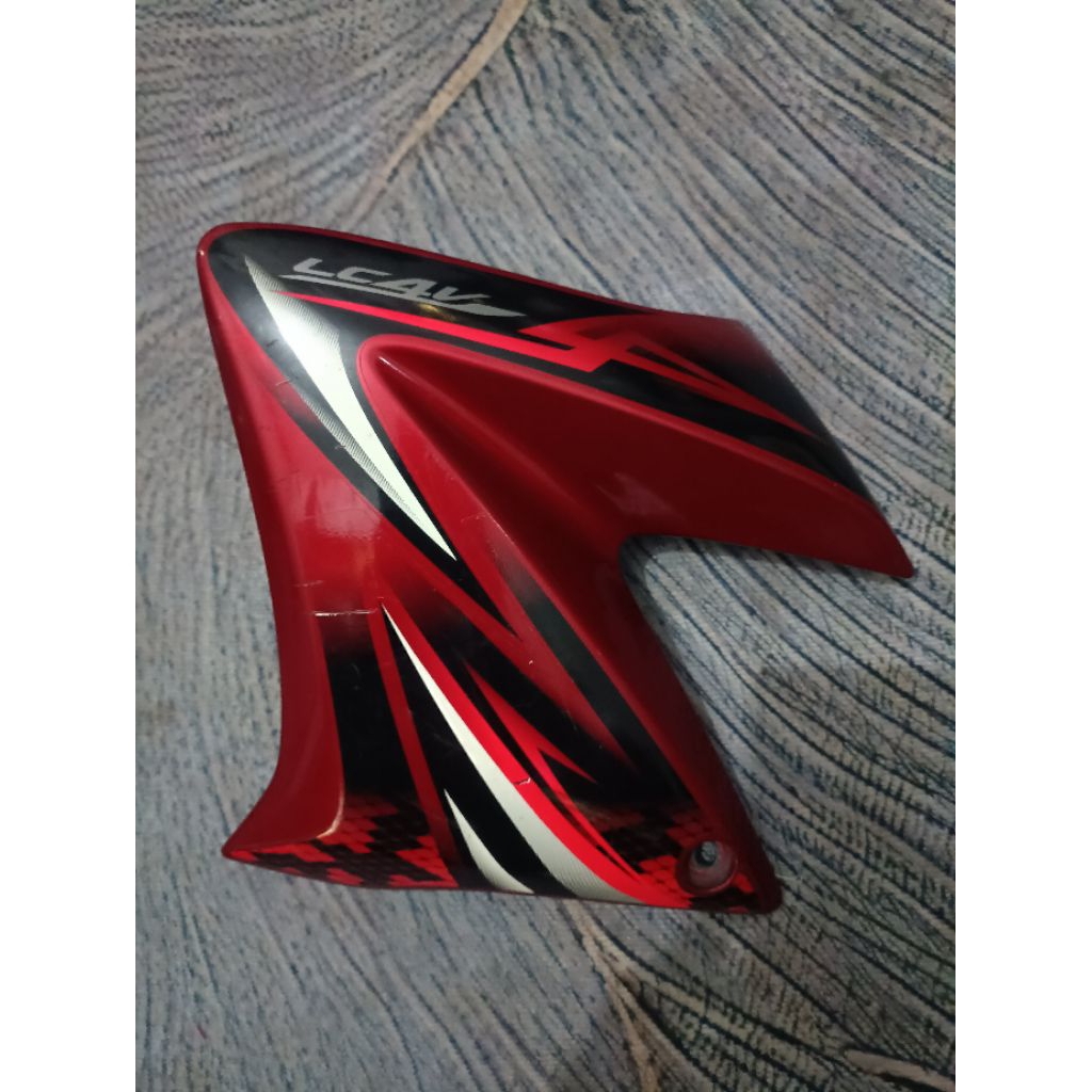COVER SAYAP TANGKI BAGIAN KIRI WARNA MERAH YAMAHA VIXION OLD