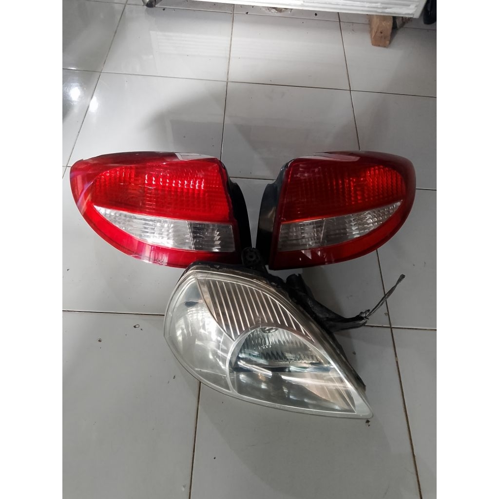 Lampu belakang.depan KIA Rio 2002