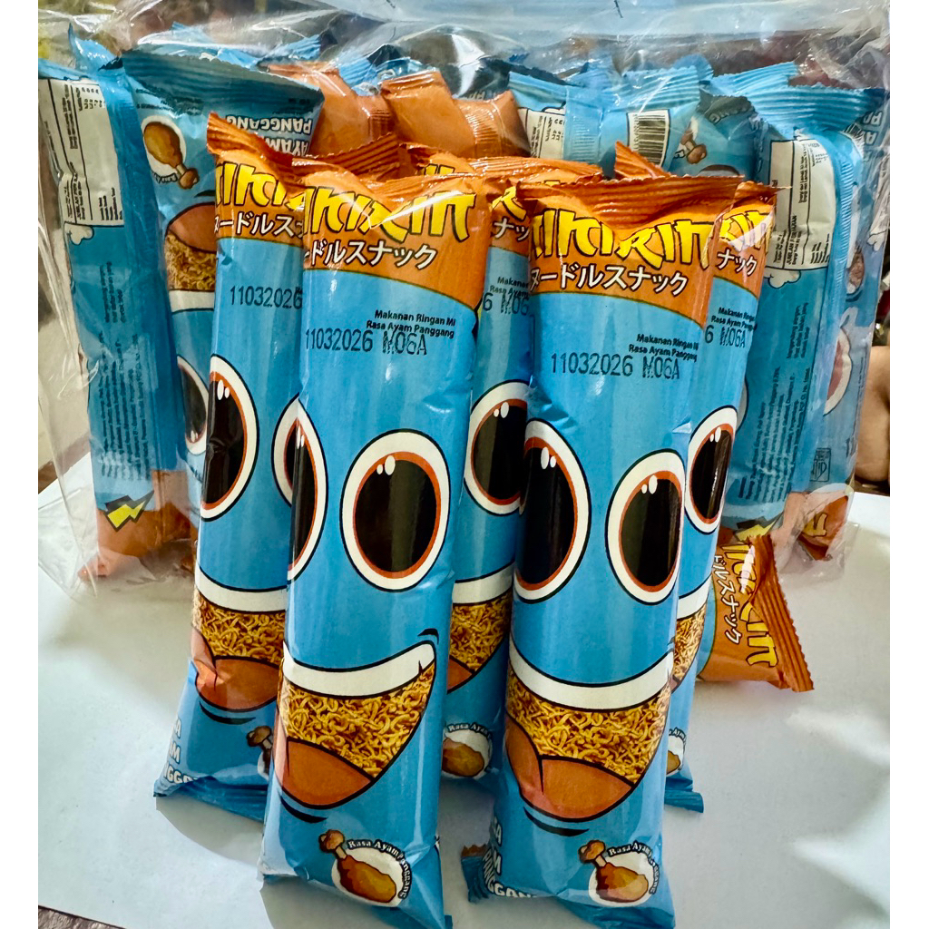 

Mikirin snack mie goreng rasa ayam panggang sachet ( 16gr x 20pcs ) ECER per pack