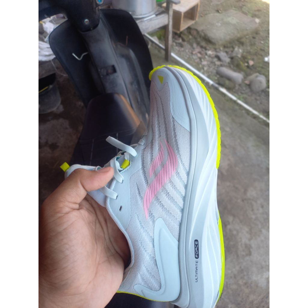 sepatu running desle