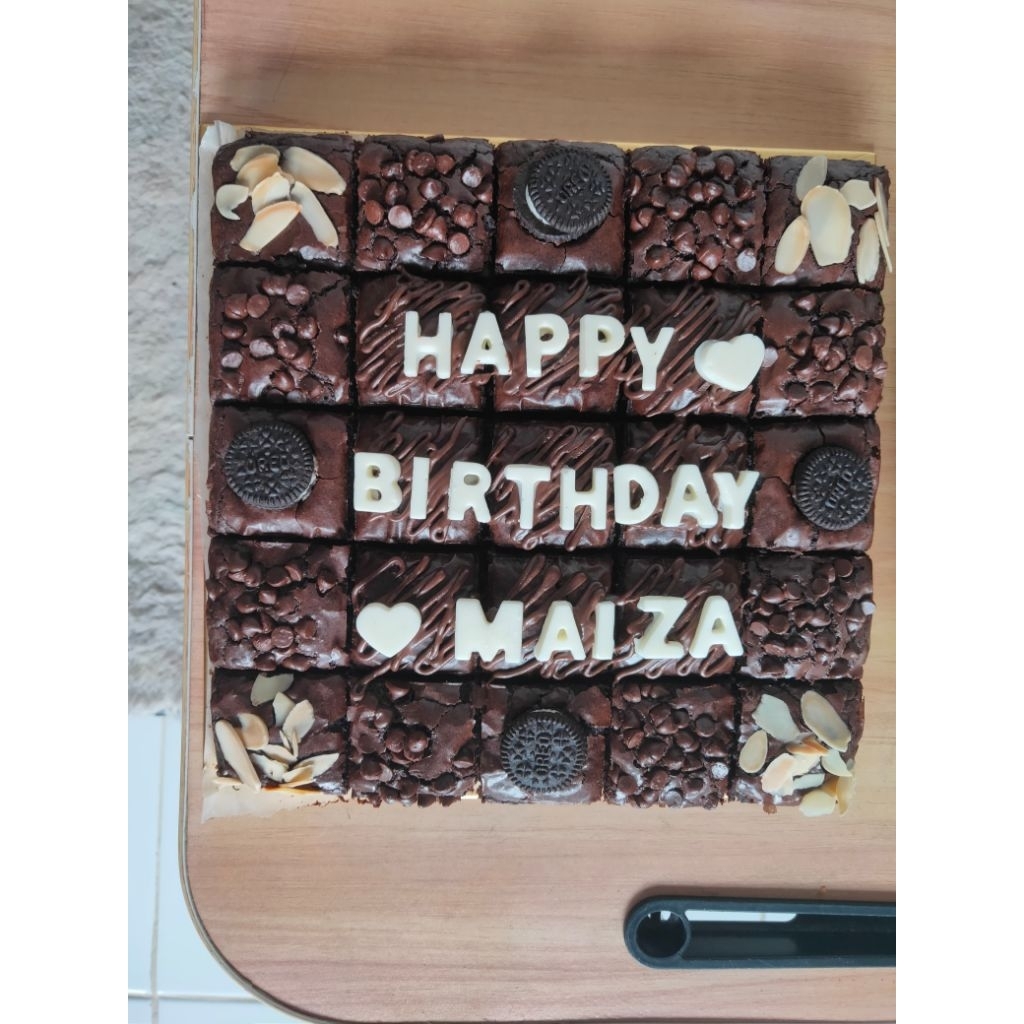 

Brownies Fudgy Shiny Crust / Brownies Ulang tahun / Brownies Custom