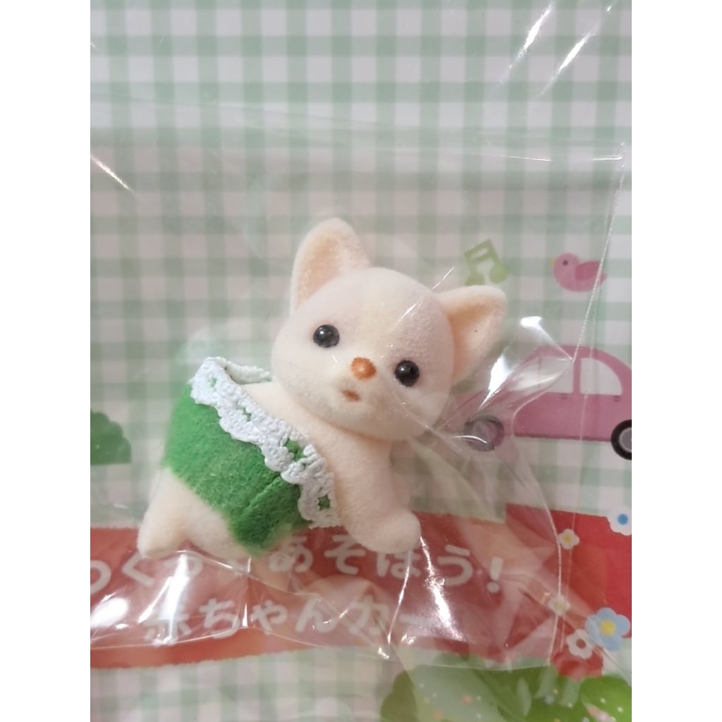 Sylvanian Families - Chihuahua Dog Baby Baju Hijau (Karton Bisa Jadi Mobil)